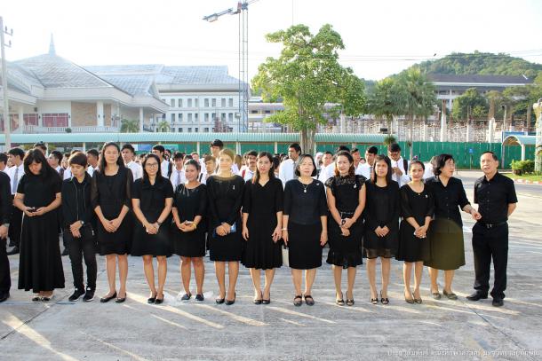 ผู้บริหาร คณาจารย์ บุคลากร และนิสิต คณะศึกษาศาสตร์ ร่วมกิจกรรม "รวมพลังแห่งความภักดี"