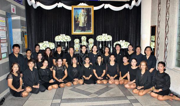 ผู้บริหาร คณาจารย์ บุคลากร และนิสิต คณะศึกษาศาสตร์ ร่วมกิจกรรม "รวมพลังแห่งความภักดี"