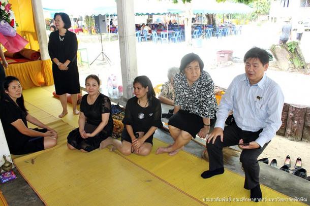 ผศ.ดร.วิทวัฒน์ ขัตติยะมาน นางสมนิตย์ สุกาพัฒน์ และคณะ เป็นตัวแทนคณะศึกษาศาสตร์ในการร่วมเคารพศพและวางพวงหรีด งานบำเพ็ญกุศลศพคุณแม่เสงี่ยม ศิริวรรณโณ มารดาของคุณทรงธรรม ธีระกุล หัวหน้าสำนักงานบัณฑิตวิทยาลัย