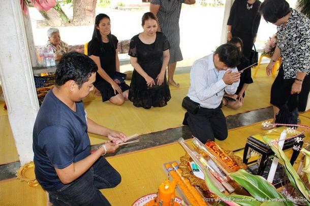 ผศ.ดร.วิทวัฒน์ ขัตติยะมาน นางสมนิตย์ สุกาพัฒน์ และคณะ เป็นตัวแทนคณะศึกษาศาสตร์ในการร่วมเคารพศพและวางพวงหรีด งานบำเพ็ญกุศลศพคุณแม่เสงี่ยม ศิริวรรณโณ มารดาของคุณทรงธรรม ธีระกุล หัวหน้าสำนักงานบัณฑิตวิทยาลัย