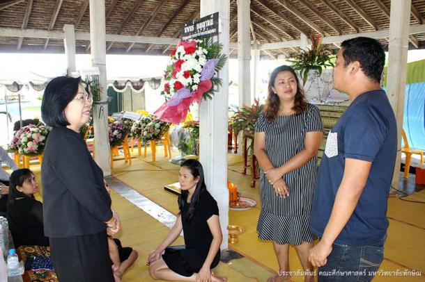 ผศ.ดร.วิทวัฒน์ ขัตติยะมาน นางสมนิตย์ สุกาพัฒน์ และคณะ เป็นตัวแทนคณะศึกษาศาสตร์ในการร่วมเคารพศพและวางพวงหรีด งานบำเพ็ญกุศลศพคุณแม่เสงี่ยม ศิริวรรณโณ มารดาของคุณทรงธรรม ธีระกุล หัวหน้าสำนักงานบัณฑิตวิทยาลัย