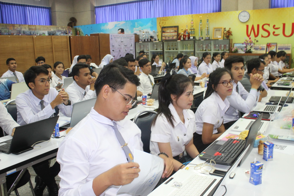 โครงการเตรียมความพร้อมให้กับตัวแทนนิสิตในการจัดกิจกรรมเสริมสร้างกระบวนการชุมชนแห่งการเรียนรู้ทางวิชาชีพเพื่อการพัฒนาจรรยาบรรณวิชาชีพผ่านระบบเทคโนโลยีสารสนเทศ (Ethics in Professional Learning Community : e-PLC)