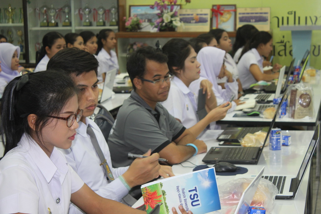 โครงการเตรียมความพร้อมให้กับตัวแทนนิสิตในการจัดกิจกรรมเสริมสร้างกระบวนการชุมชนแห่งการเรียนรู้ทางวิชาชีพเพื่อการพัฒนาจรรยาบรรณวิชาชีพผ่านระบบเทคโนโลยีสารสนเทศ (Ethics in Professional Learning Community : e-PLC)