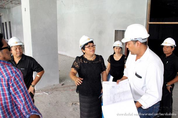 ตรวจงานการก่อสร้างอาคารปฏิบัติการวิชาชีพครู