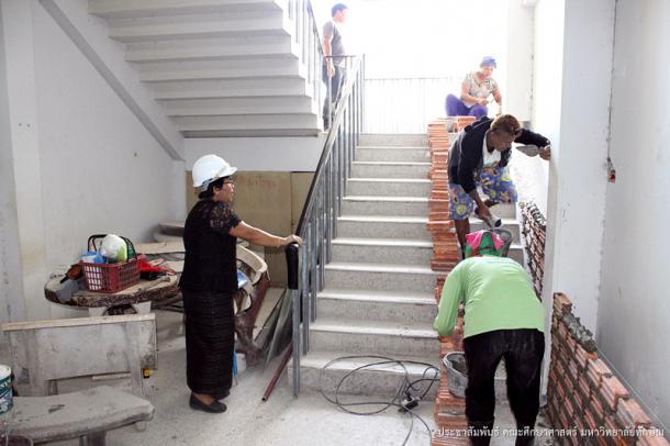 ตรวจงานการก่อสร้างอาคารปฏิบัติการวิชาชีพครู
