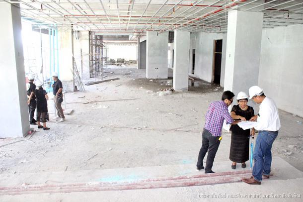 ตรวจงานการก่อสร้างอาคารปฏิบัติการวิชาชีพครู