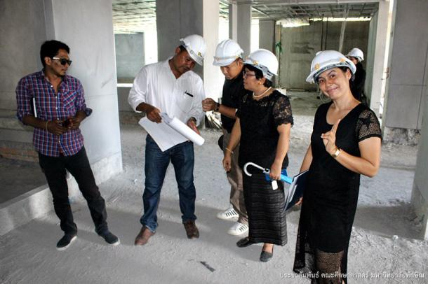 ตรวจงานการก่อสร้างอาคารปฏิบัติการวิชาชีพครู