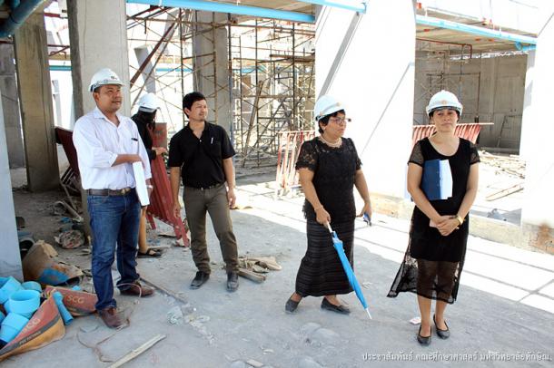 ตรวจงานการก่อสร้างอาคารปฏิบัติการวิชาชีพครู
