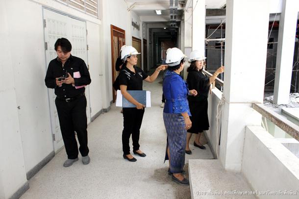 ตรวจงานก่อสร้างอาคารปฏิบัติการวิชาชีพครู