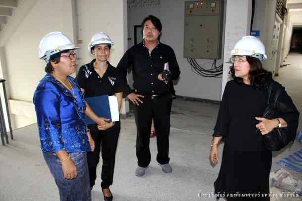ตรวจงานก่อสร้างอาคารปฏิบัติการวิชาชีพครู