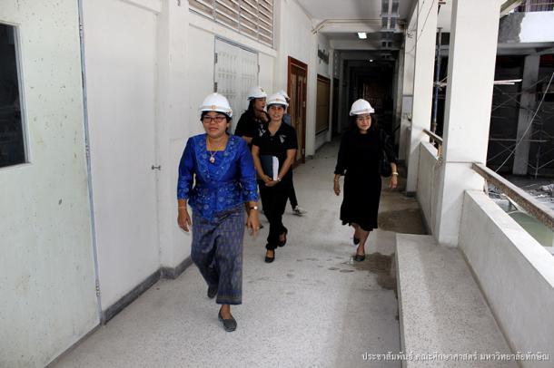 ตรวจงานก่อสร้างอาคารปฏิบัติการวิชาชีพครู
