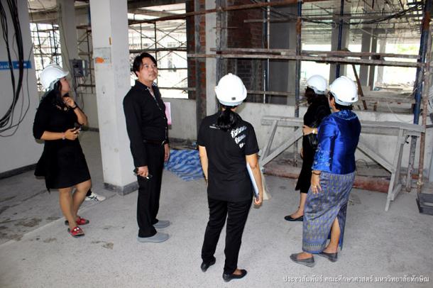 ตรวจงานก่อสร้างอาคารปฏิบัติการวิชาชีพครู