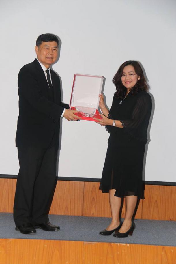 คณะศึกษาศาสตร์ ขอแสดงความยินดีกับนิสิตและบุคลากรของคณะที่ได้รับรางวัลวิทยานิพนธ์ดีเด่นประจำปี 2558