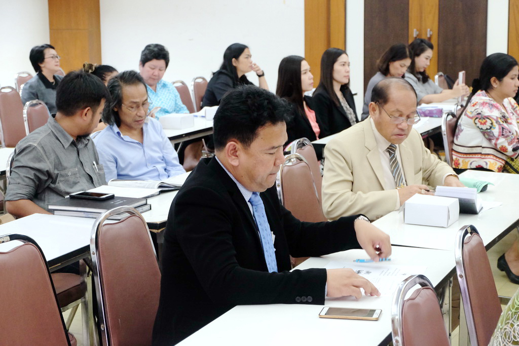 การประชุมเชิงปฏิบัติการเพื่อปรับปรุงหลักสูตรผลิตครู 4 ปี และกิจกรรมระดมสมองผู้มีส่วนได้ส่วนเสียและผู้ทรงคุณวุฒิ เพื่อวิพากษ์หลักสูตรในหมวดวิชาชีพครูและหมวดวิชาเอก
