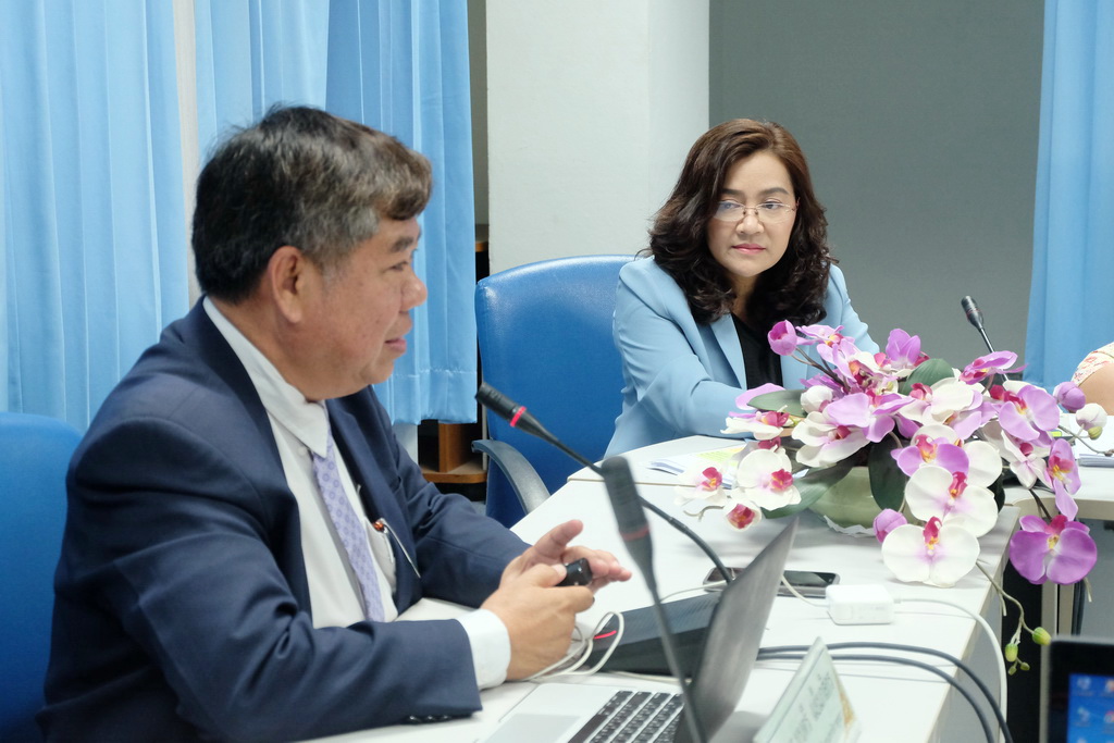การประชุมเชิงปฏิบัติการเพื่อปรับปรุงหลักสูตรผลิตครู 4 ปี และกิจกรรมระดมสมองผู้มีส่วนได้ส่วนเสียและผู้ทรงคุณวุฒิ เพื่อวิพากษ์หลักสูตรในหมวดวิชาชีพครูและหมวดวิชาเอก