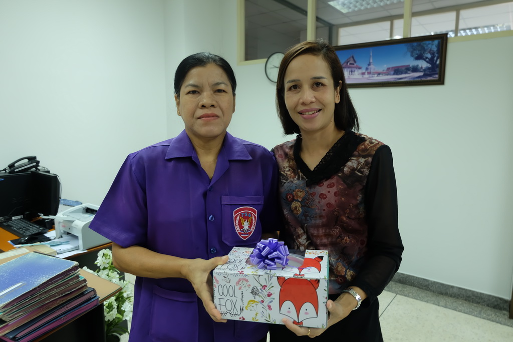 มอบของขวัญแก่แม่บ้านประจำอาคารคณะศึกษาศาสตร์