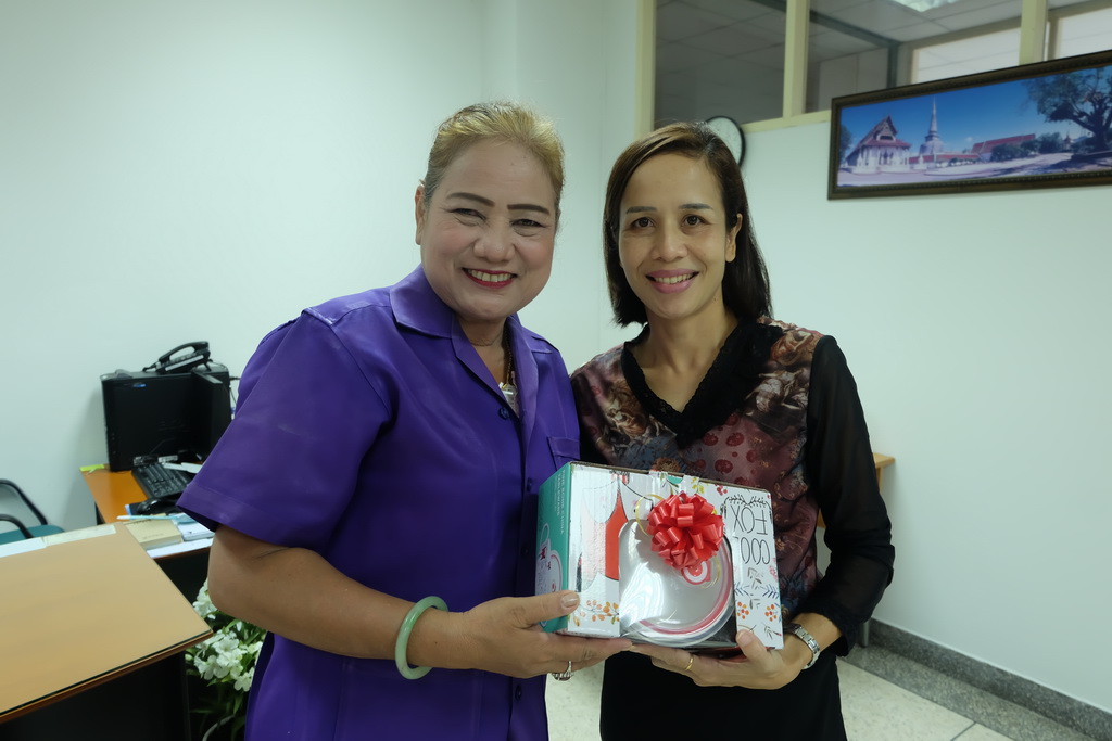 มอบของขวัญแก่แม่บ้านประจำอาคารคณะศึกษาศาสตร์