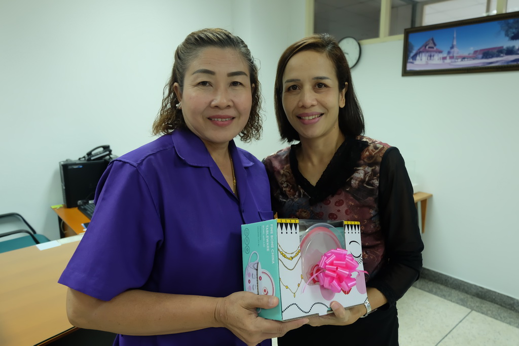 มอบของขวัญแก่แม่บ้านประจำอาคารคณะศึกษาศาสตร์