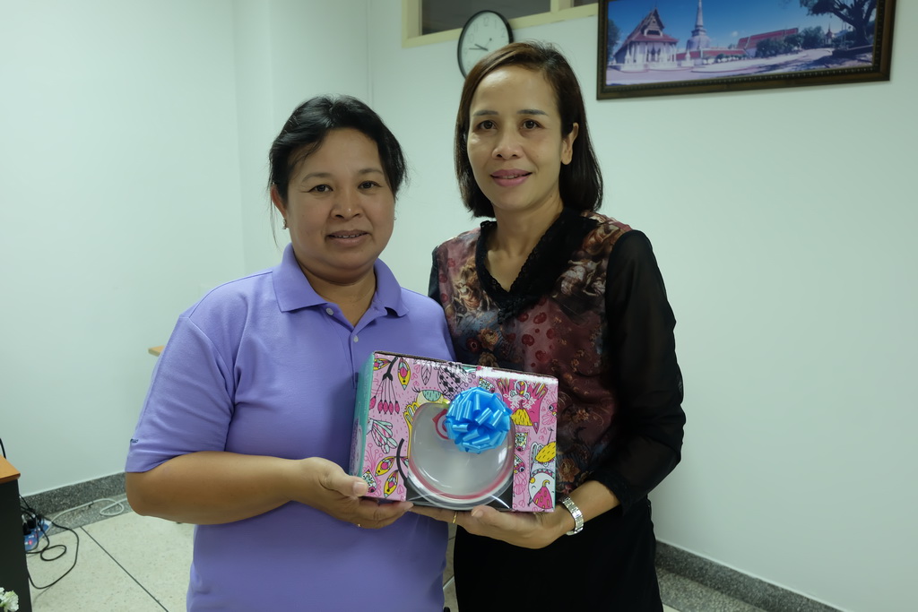 มอบของขวัญแก่แม่บ้านประจำอาคารคณะศึกษาศาสตร์