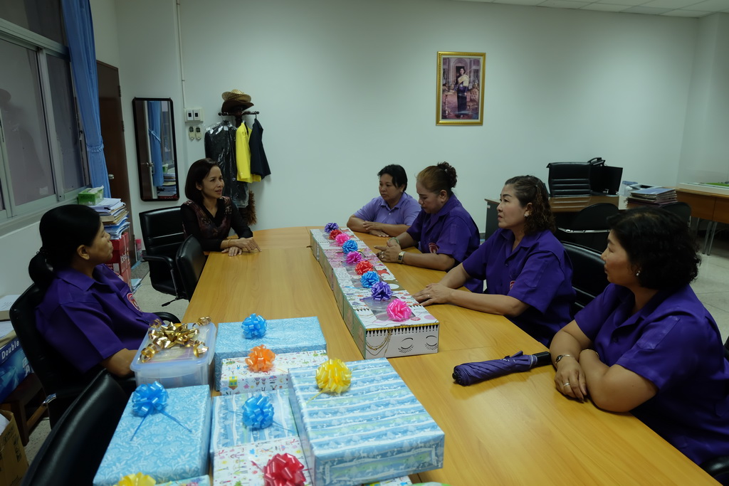 มอบของขวัญแก่แม่บ้านประจำอาคารคณะศึกษาศาสตร์