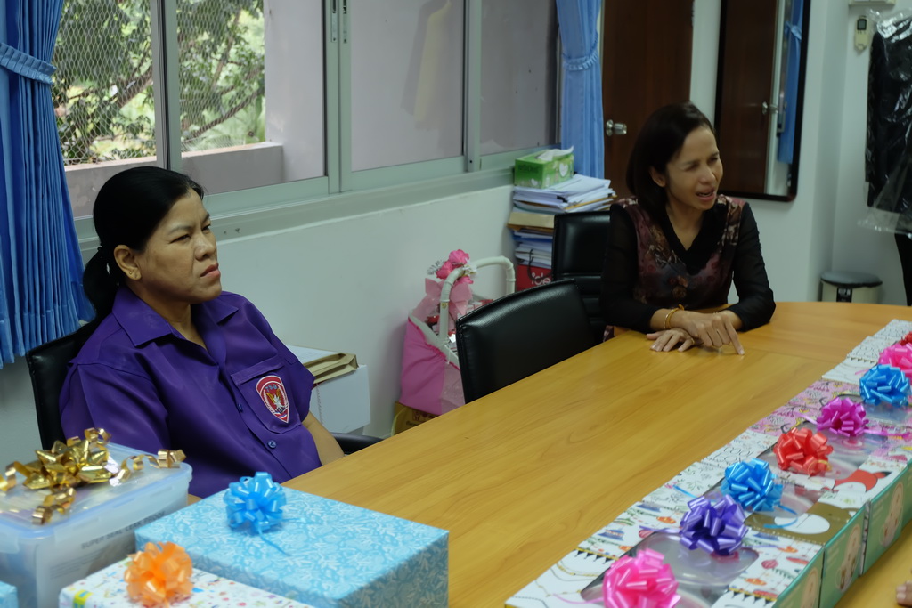 มอบของขวัญแก่แม่บ้านประจำอาคารคณะศึกษาศาสตร์