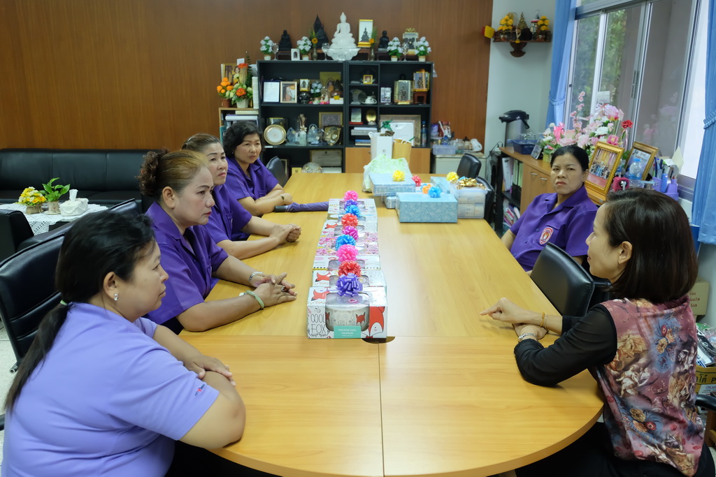 มอบของขวัญแก่แม่บ้านประจำอาคารคณะศึกษาศาสตร์