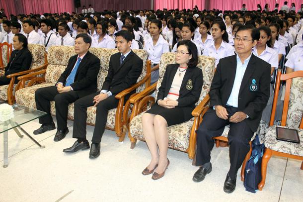 ผู้บริหาร คณาจารย์ คณะศึกษาศาสตร์ ร่วมพิธีปฐมนิเทศนิสิตใหม่ ระดับปริญญาตรี ประจำปี 2557