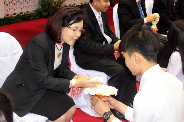 ผู้บริหาร คณาจารย์ คณะศึกษาศาสตร์ ร่วมพิธีปฐมนิเทศนิสิตใหม่ ระดับปริญญาตรี ประจำปี 2557