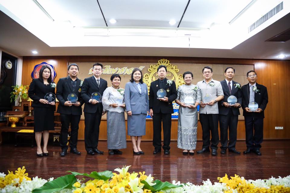 ขอแสดงความยินดีกับ ผศ.ดร.เรวดี กระโหมวงศ์ คณบดีคณะศึกษาศาสตร์ มหาวิทยาลัยทักษิณ ที่ได้รับรางวัลศิษย์เก่าดีเด่นภาควิชาการวัดผลและวิจัยการศึกษา มศว ประจำปี พ.ศ.2560 ในวันศาสตราจารย์ ดร.สาโรช บัวศรี