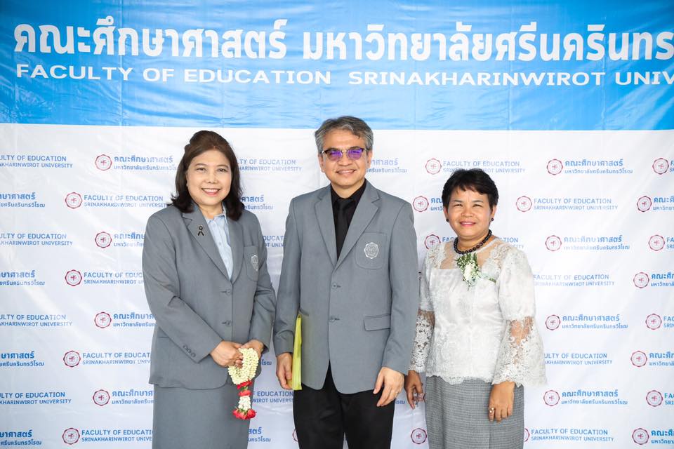 ขอแสดงความยินดีกับ ผศ.ดร.เรวดี กระโหมวงศ์ คณบดีคณะศึกษาศาสตร์ มหาวิทยาลัยทักษิณ ที่ได้รับรางวัลศิษย์เก่าดีเด่นภาควิชาการวัดผลและวิจัยการศึกษา มศว ประจำปี พ.ศ.2560 ในวันศาสตราจารย์ ดร.สาโรช บัวศรี