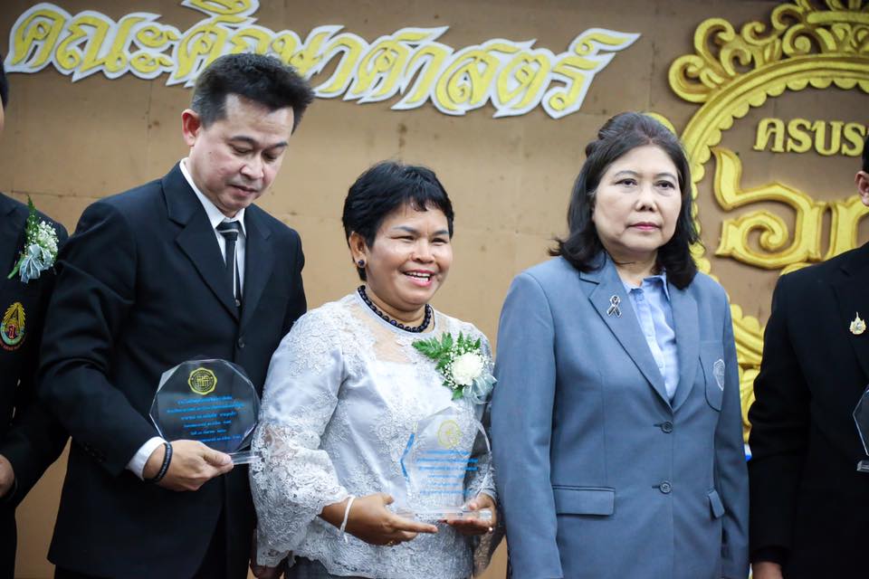ขอแสดงความยินดีกับ ผศ.ดร.เรวดี กระโหมวงศ์ คณบดีคณะศึกษาศาสตร์ มหาวิทยาลัยทักษิณ ที่ได้รับรางวัลศิษย์เก่าดีเด่นภาควิชาการวัดผลและวิจัยการศึกษา มศว ประจำปี พ.ศ.2560 ในวันศาสตราจารย์ ดร.สาโรช บัวศรี