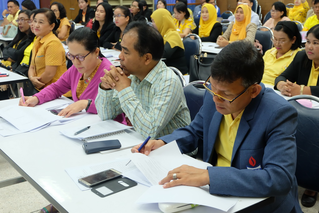 ประชุมปฏิบัติการเขียนข้อเสนอโครงการเพื่อขอรับเงินอุดหนุนกิจกรรมพัฒนาวิชาชีพแบบชุมชนแห่งการเรียนรู้ทางวิชาชีพครู