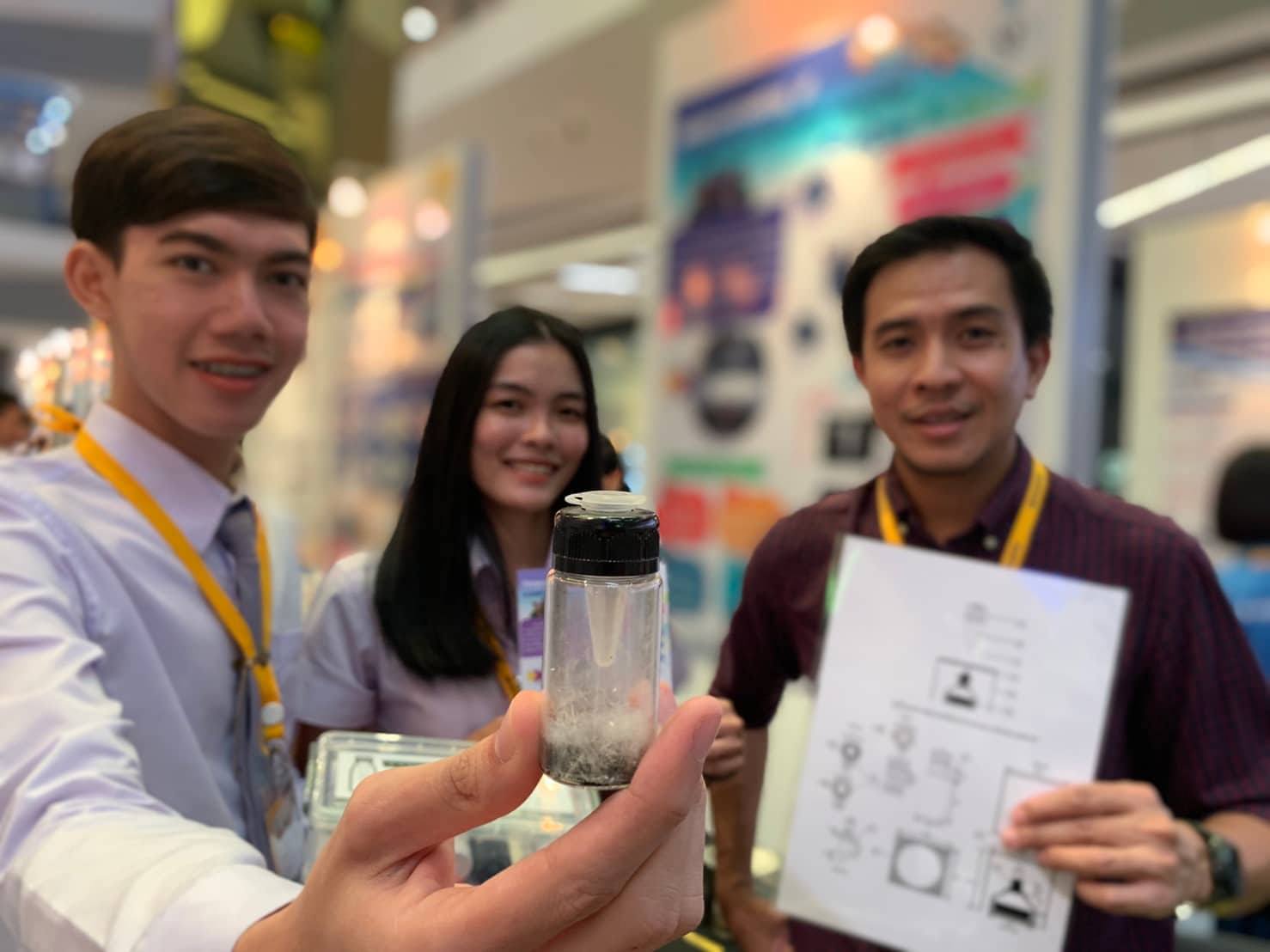 นิสิตชั้นปีที่ 4 กศ.บ เคมี ได้รับรางวัลผลงานสิ่งประดิษฐ์คิดค้น และนวัตกรรมของนักวิจัย