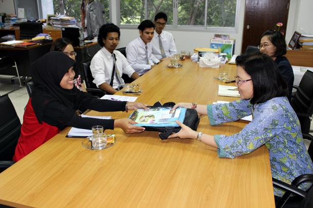 ผู้บริหารคณะศึกษาศาสตร์ บุคลากร และนิสิตร่วมต้อนรับ Miss Fades BR Gultom นักศึกษาแลกเปลี่ยนจาก Facul