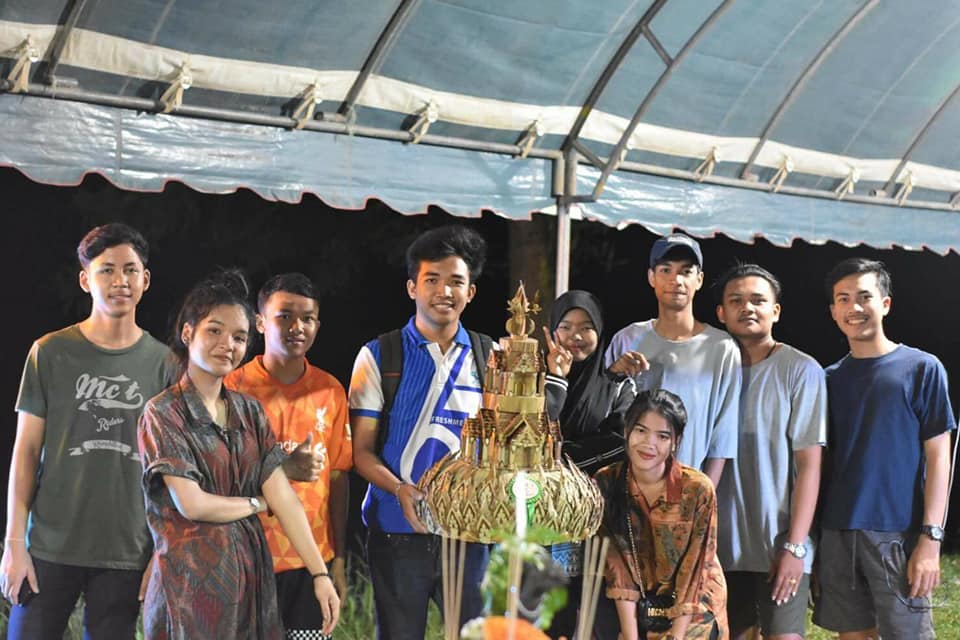 นายเฉลิมพงษ์ พิมพ์เทพ นิสิตชั้นปีที่ 2 หลักสูตรการศึกษาบัณฑิต สาขาวิชาศิลปศึกษา ซึ่งเป็นหลักสูตรร่วม ระหว่างคณะศึกษาศาสตร์ และ คณะศิลปกรรมศาสตร์ มหาวิทยาลัยทักษิณ ได้รับรางวัลชนะเลิศ ในการประกวดกระทง ประเภทความคิดสร้างสรรค์ จากการนำองค์ความรู้ที่ได้ศึกษามาสร้างสรรค์เป็นกระทงลอย