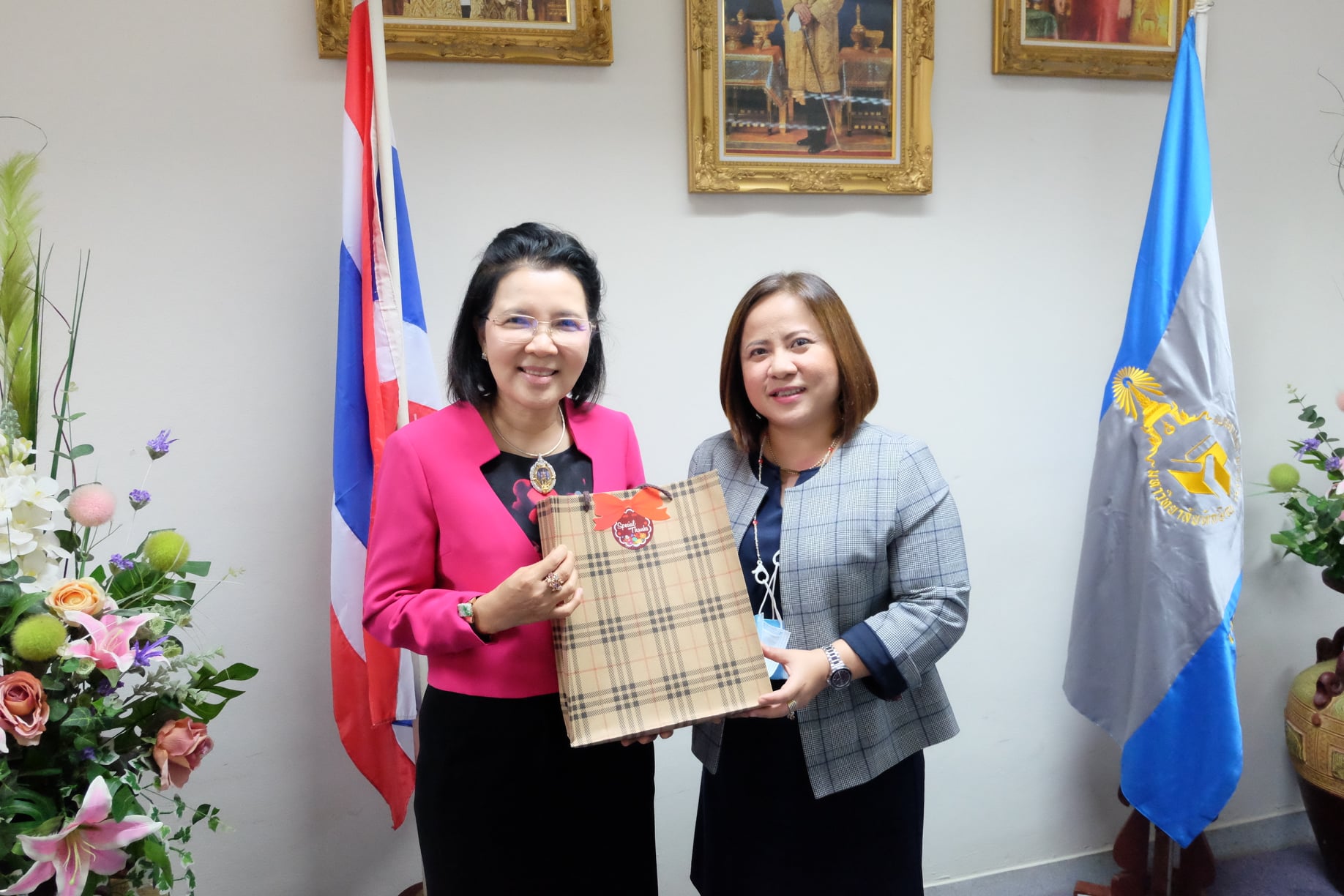 การประชุมปรึกษาหารือทิศทางและแนวทางการผลิตร่วมกับคณบดี ผู้บริหารคณะมนุษยศาสตร์และสังคมศาสตร์ ประธานสาขาวิชา และประธานหลักสูตรที่ผลิตร่วมกับคณะศึกษาศาสตร์
