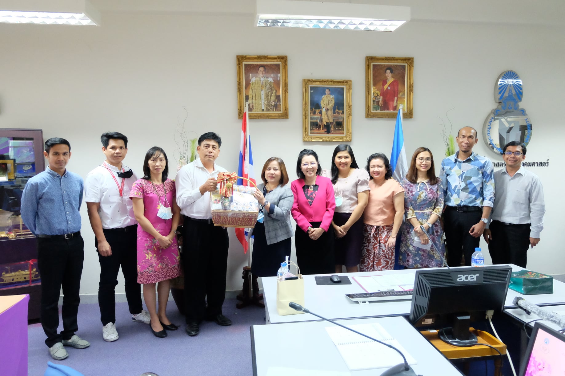 การประชุมปรึกษาหารือทิศทางและแนวทางการผลิตร่วมกับคณบดี ผู้บริหารคณะมนุษยศาสตร์และสังคมศาสตร์ ประธานสาขาวิชา และประธานหลักสูตรที่ผลิตร่วมกับคณะศึกษาศาสตร์