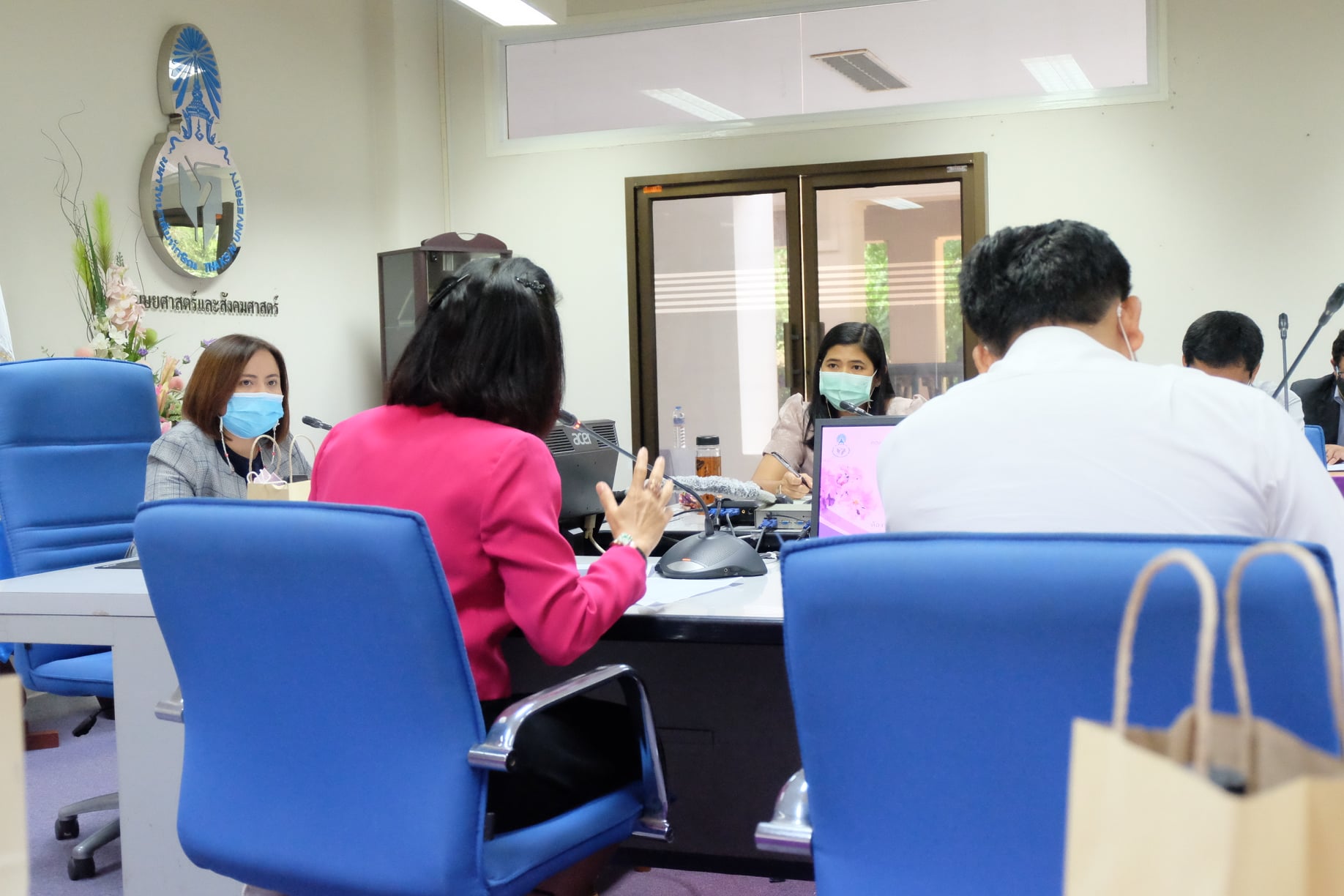 การประชุมปรึกษาหารือทิศทางและแนวทางการผลิตร่วมกับคณบดี ผู้บริหารคณะมนุษยศาสตร์และสังคมศาสตร์ ประธานสาขาวิชา และประธานหลักสูตรที่ผลิตร่วมกับคณะศึกษาศาสตร์