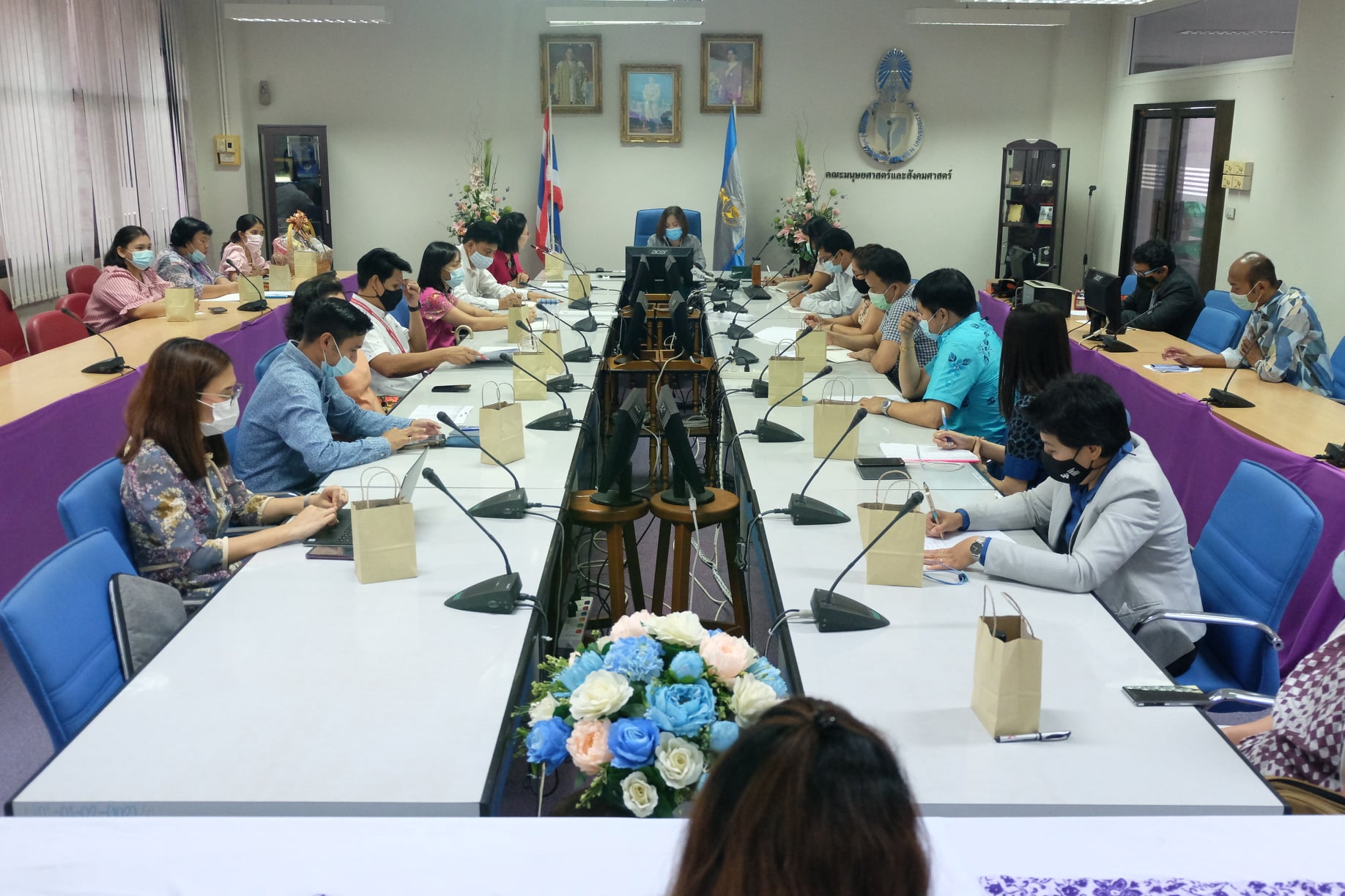 การประชุมปรึกษาหารือทิศทางและแนวทางการผลิตร่วมกับคณบดี ผู้บริหารคณะมนุษยศาสตร์และสังคมศาสตร์ ประธานสาขาวิชา และประธานหลักสูตรที่ผลิตร่วมกับคณะศึกษาศาสตร์