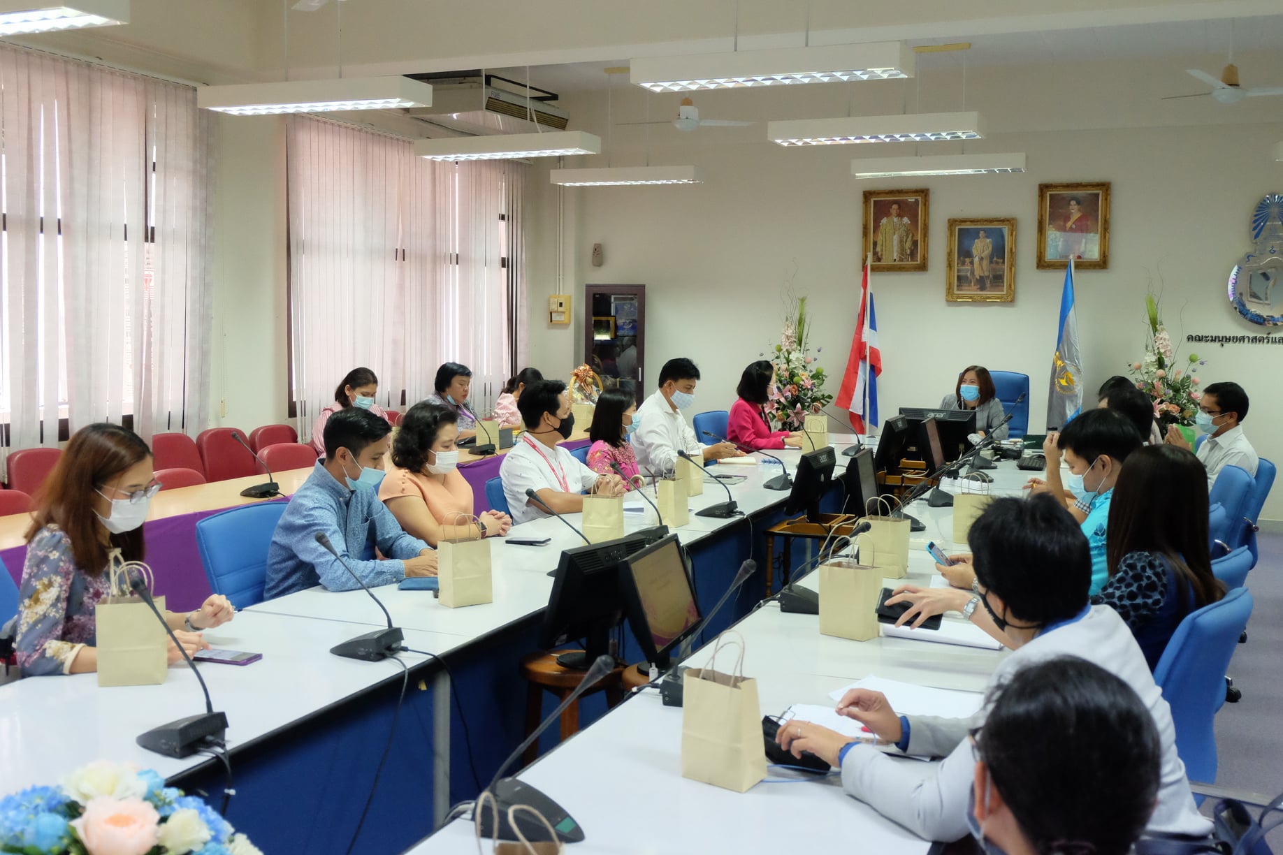 การประชุมปรึกษาหารือทิศทางและแนวทางการผลิตร่วมกับคณบดี ผู้บริหารคณะมนุษยศาสตร์และสังคมศาสตร์ ประธานสาขาวิชา และประธานหลักสูตรที่ผลิตร่วมกับคณะศึกษาศาสตร์