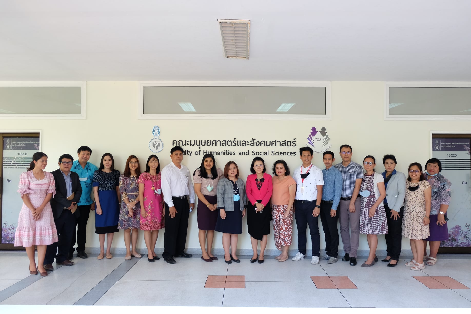 การประชุมปรึกษาหารือทิศทางและแนวทางการผลิตร่วมกับคณบดี ผู้บริหารคณะมนุษยศาสตร์และสังคมศาสตร์ ประธานสาขาวิชา และประธานหลักสูตรที่ผลิตร่วมกับคณะศึกษาศาสตร์