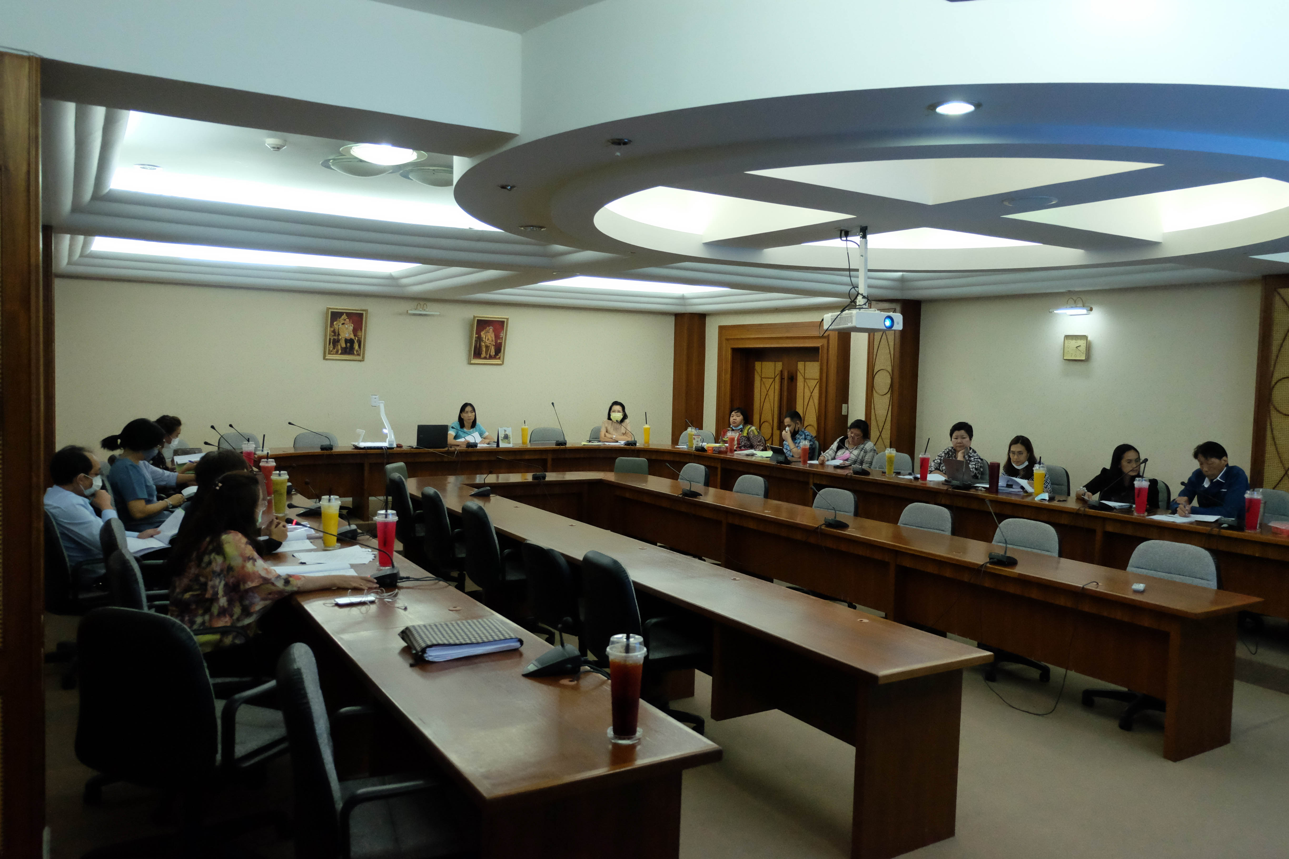 การประชุมเพื่อพิจารณาหารือเรื่องการปรับปรุงหลักสูตรการศึกษาบัณฑิต รูปแบบคลัสเตอร์