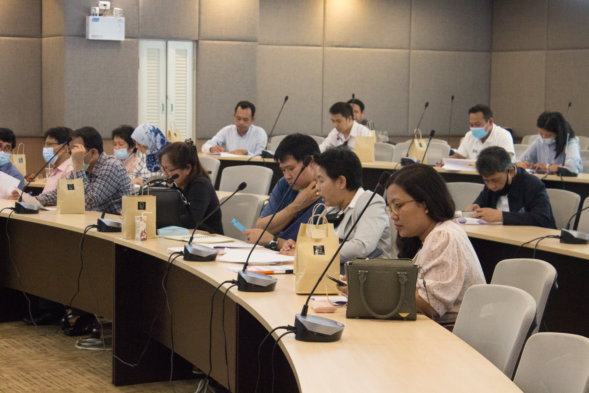 การประชุมคณะกรรมการดำเนินการขอรับรองปริญญาฯ