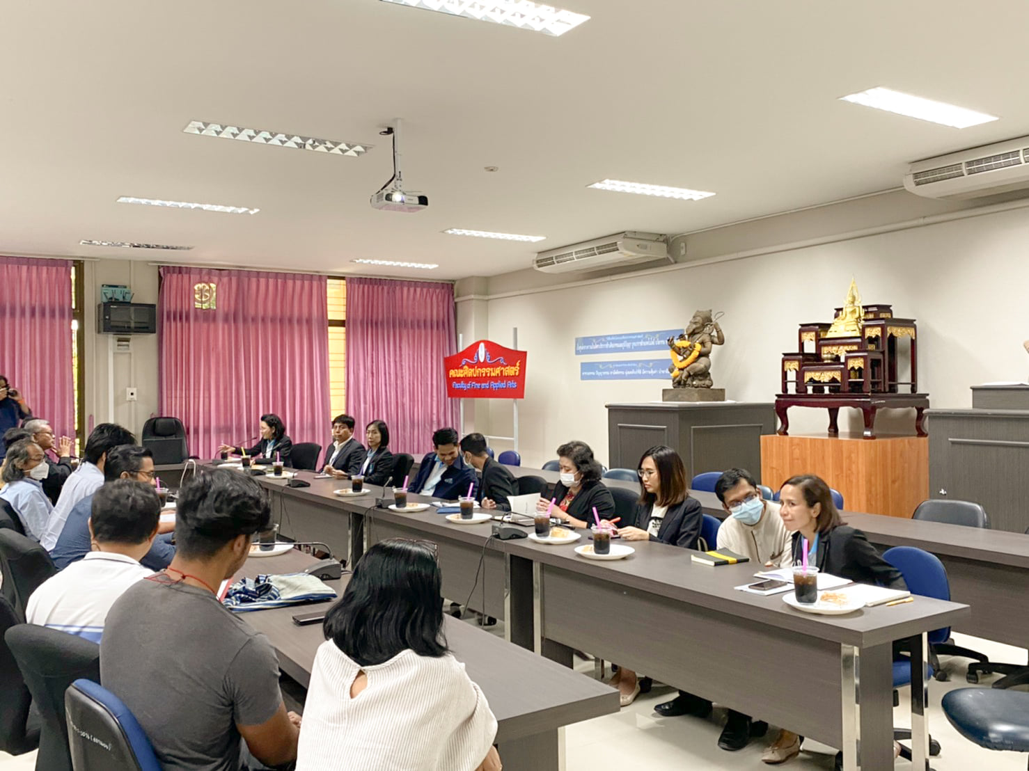 การประชุมปรึกษาหารือทิศทางและแนวทางการผลิตร่วมกับคณบดี ผู้บริหารคณะศิลปกรรมศาสตร์ ประธานสาขาวิชา และประธานหลักสูตรที่ผลิตร่วมกับคณะศึกษาศาสตร์