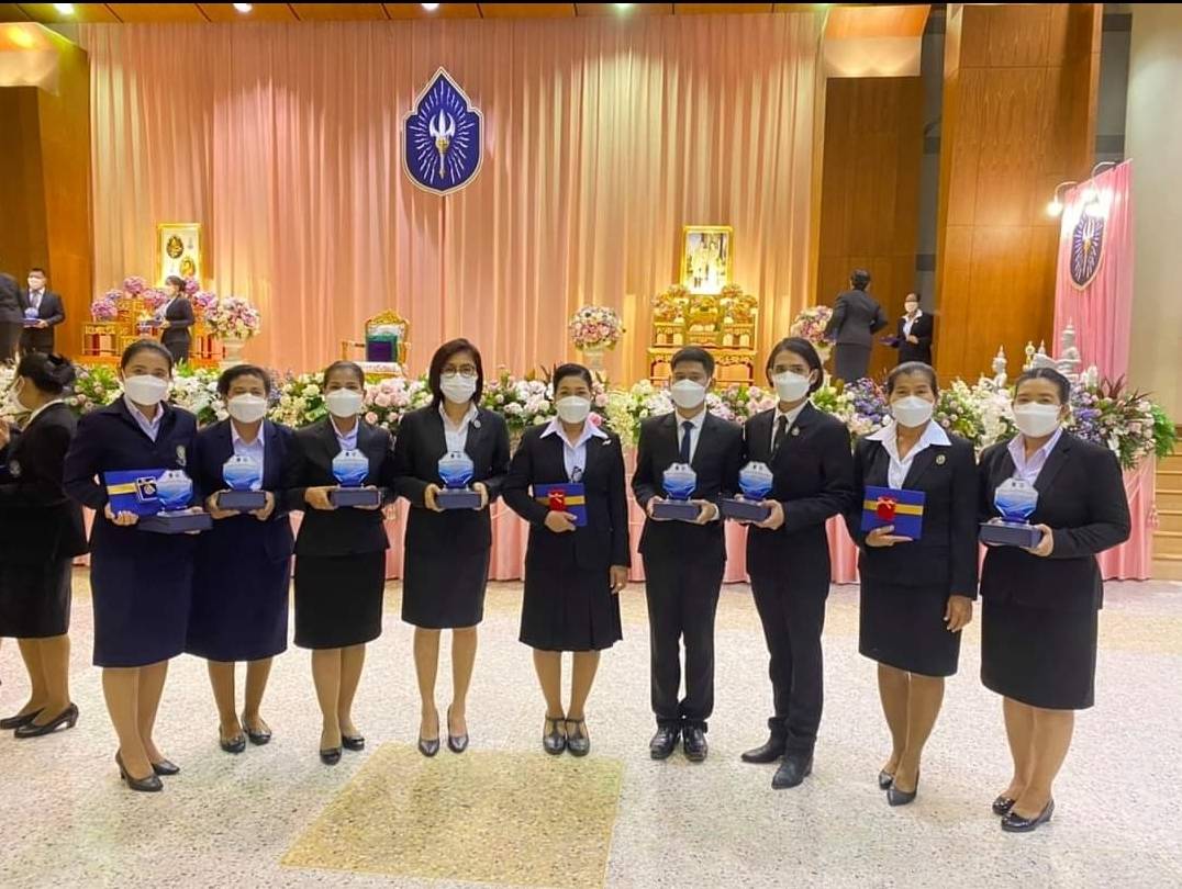 ขอแสดงความยินดีกับ นางราณี ประสิทธิกรณ์ ศิษย์เก่าหลักสูตร กศ.ม. หลักสูตรและการสอนที่ได้รับเข็มที่ระลึกและรางวัล " ครูผู้ปฏิบัติหน้าที่ครูที่ปรึกษาดีเด่น ประจำปีการศึกษา 2564 "