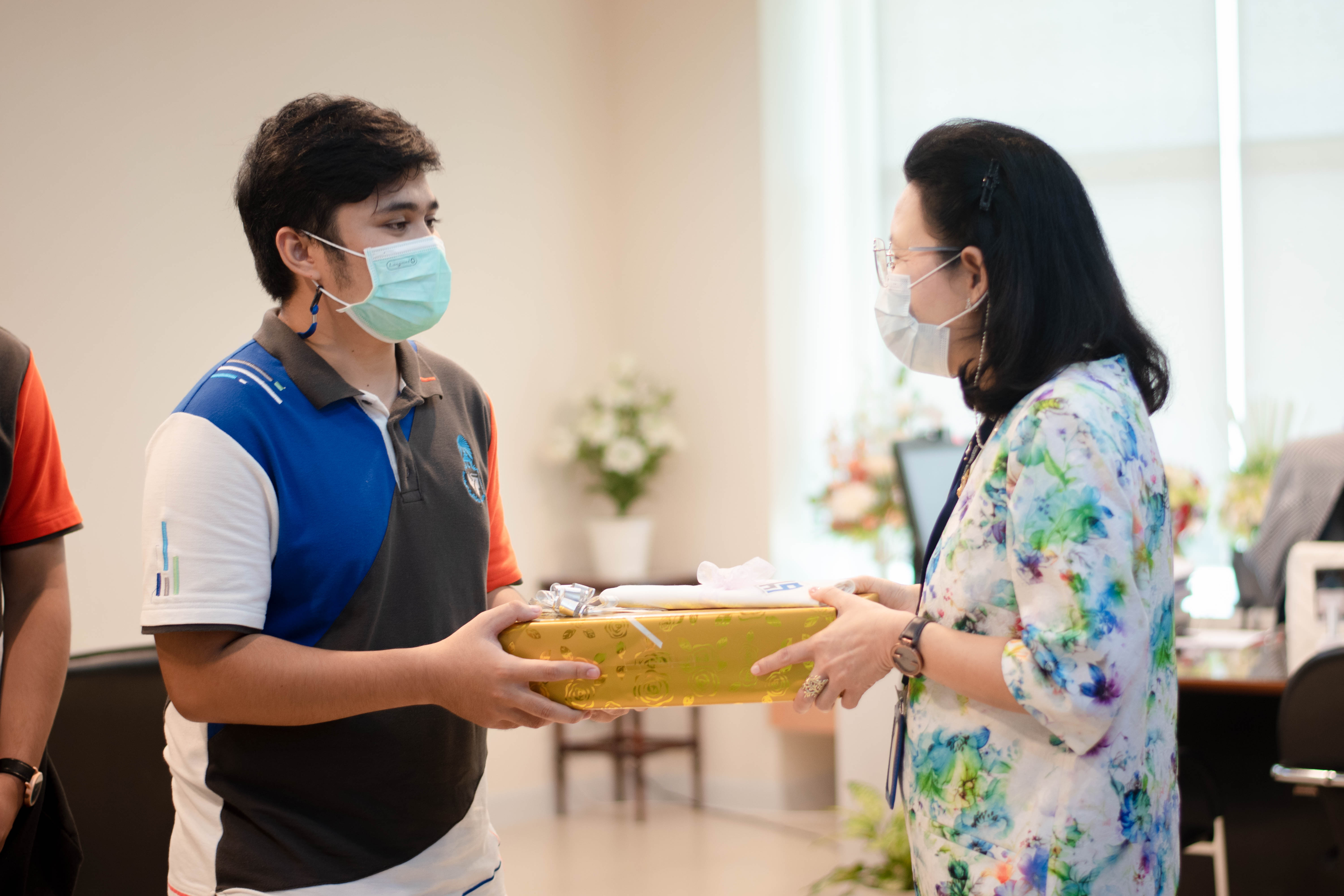 องค์การนิสิตมหาวิทยาลัยทักษิณ วิทยาเขตสงขลา เข้ามอบของขวัญ เนื่องในวาระดิถีขึ้นปีใหม่ 2565