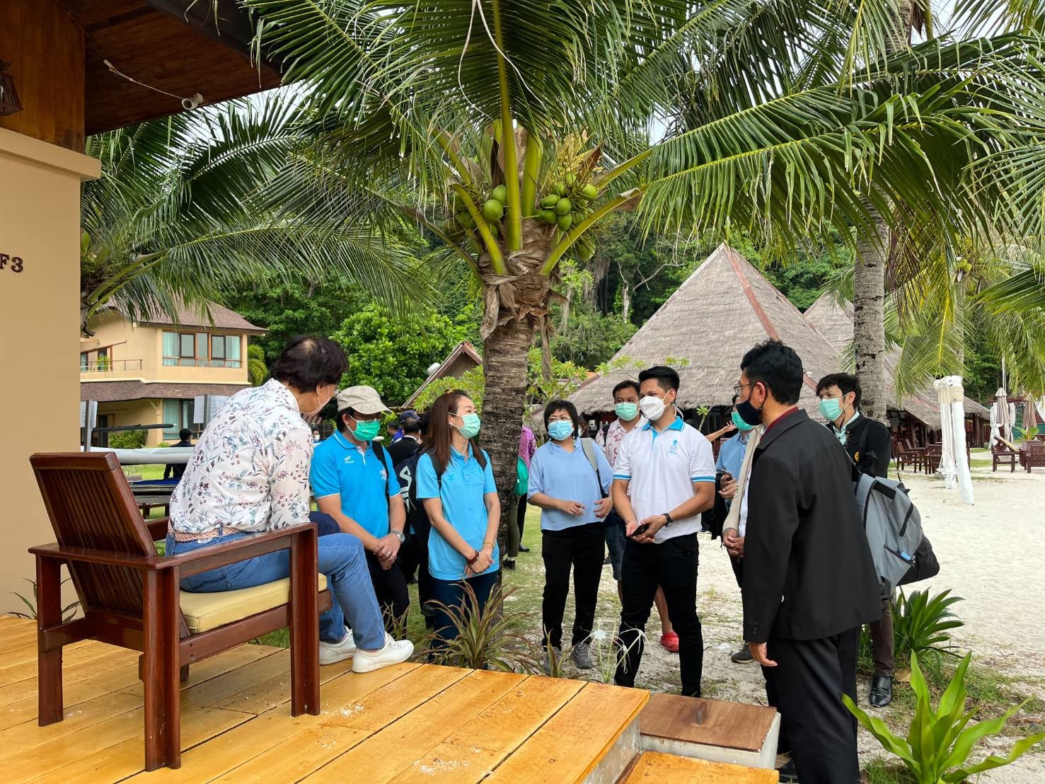 ทีมนักวิจัยภายใต้โครงการการบริหารจัดการหลักสูตรฐานสมรรถนะอาชีพสู่สถานประกอบการศูนย์การเรียนรู้เศรษฐกิจพอเพียงโรงเรียนพื้นที่เกาะ จ.สตูล เข้าพบ ดร.คุณหญิงกัลยา โสภณพณิช