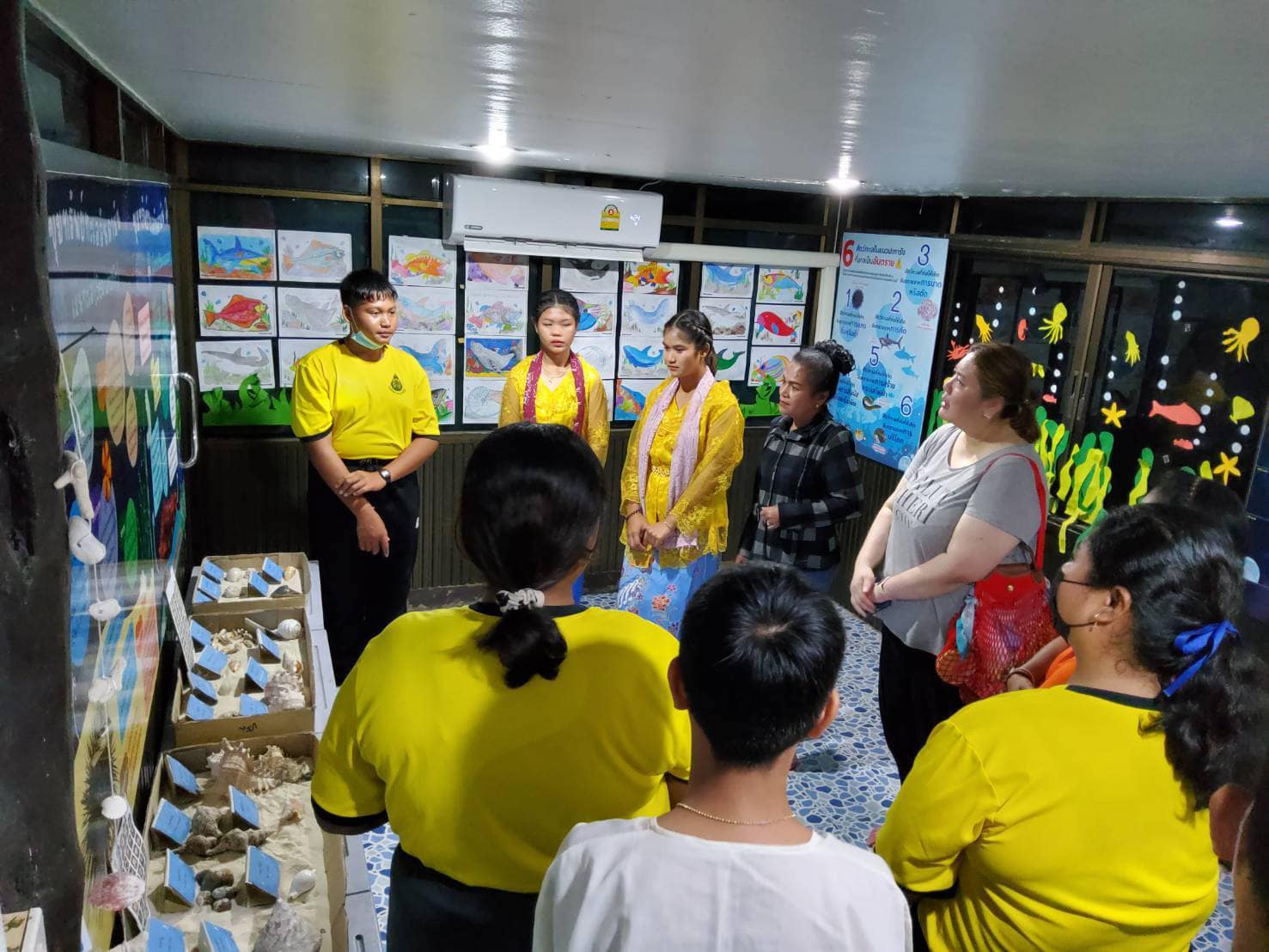 มหาวิทยาลัยทักษิณ ร่วมกับ สสวท. นำโดย ดร.นัฏฐพร รุจิขจร, รศ.ดร.รุ่งชัชดาพร เวหะชาติ และทีมวิจัย ร่วมนิเทศติดตาม การดำเนินงานโครงการการพัฒนารูปแบบการจัดการเรียนรู้ โดยใช้โครงงานเป็นฐาน ด้วย Project 14 ตามปรัชญาเศรษฐกิจพอเพียง พื้นที่เกาะจังหวัดสตูล