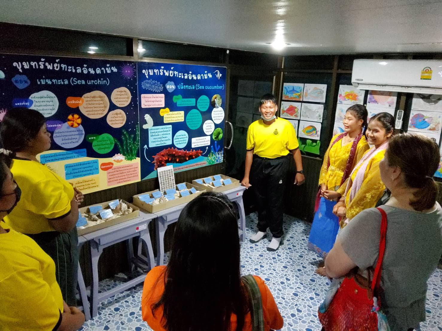 มหาวิทยาลัยทักษิณ ร่วมกับ สสวท. นำโดย ดร.นัฏฐพร รุจิขจร, รศ.ดร.รุ่งชัชดาพร เวหะชาติ และทีมวิจัย ร่วมนิเทศติดตาม การดำเนินงานโครงการการพัฒนารูปแบบการจัดการเรียนรู้ โดยใช้โครงงานเป็นฐาน ด้วย Project 14 ตามปรัชญาเศรษฐกิจพอเพียง พื้นที่เกาะจังหวัดสตูล