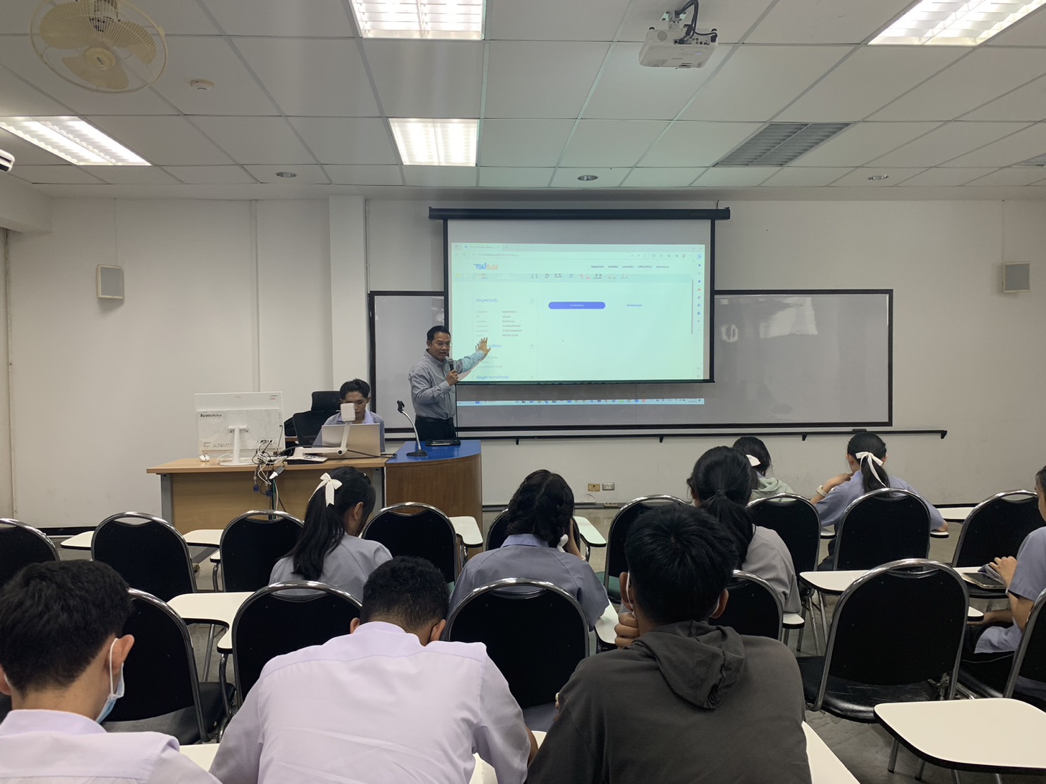 ประชาสัมพันธ์หลักสูตร Pre Degree ให้กับโรงเรียนสาธิตมหาวิทยาลัยทักษิณ จังหวัดพัทลุง
